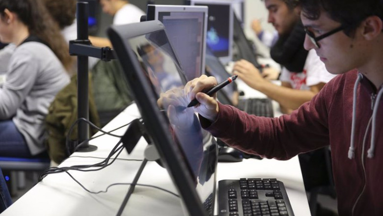 Trabajadores aprendiendo con Serious Games. | CARLOS IGLESIAS - Archivo ep archivo programacion videojuegos y animacion