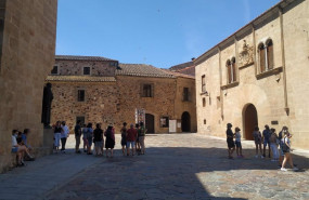 ep archivo   turistas en la parte antigua de caceres