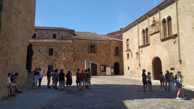 ep archivo   turistas en la parte antigua de caceres