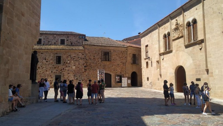 ep archivo   turistas en la parte antigua de caceres