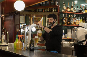 ep archivo   un camarero sirve una cerveza