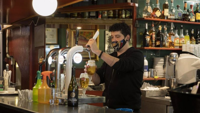 ep archivo   un camarero sirve una cerveza