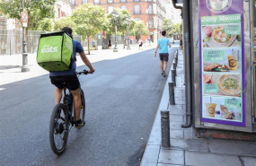 ep archivo   un repartidor de la empresa uber eats en bicicleta por una calle del centro de madrid