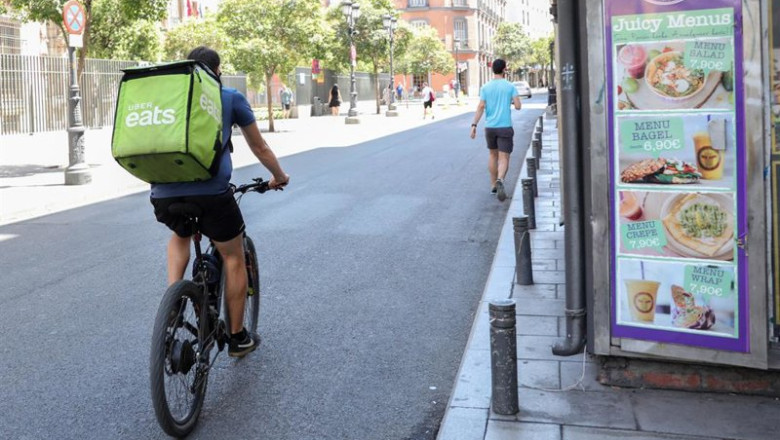 ep archivo   un repartidor de la empresa uber eats en bicicleta por una calle del centro de madrid