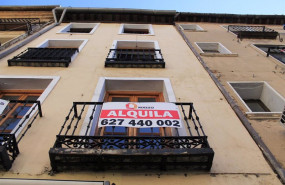 ep archivo   vivienda con el cartel de se alquila en un edificio de la ciudad de toledo en una