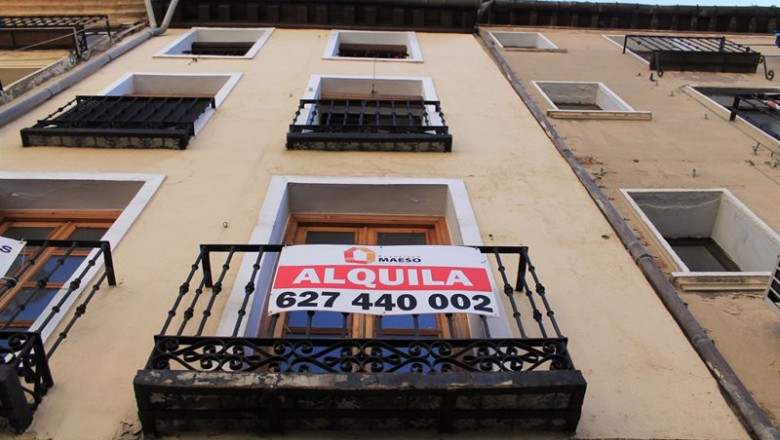 Archivo - Vivienda, con el cartel de se alquila, en un edificio de la ciudad de Toledo, en una imagen de archivo. | EUROPA PRESS - Archivo ep archivo vivienda con el cartel de se alquila en un edificio de la ciudad de toledo en una