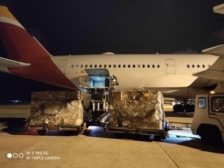Avión de Iberia con material sanitario. | CORREDOR AÉREO SANITARIO ep avion de iberia con material sanitario