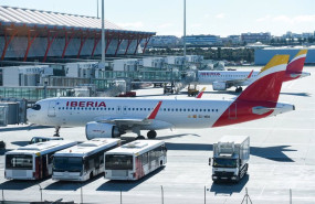 ep aviones de iberia esperan en pista en la terminal 4 del aeropuerto madrid barajas adolfo suarez a