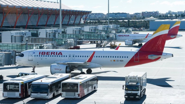 ep aviones de iberia esperan en pista en la terminal 4 del aeropuerto madrid barajas adolfo suarez a ep aviones de iberia esperan en pista en la terminal 4 del aeropuerto madrid barajas adolfo suarez a
