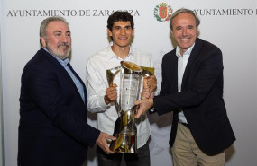 ep ayuntamientozaragoza lideradoalcalde jorge azcon rinde homenajefutbolista jesus vallejo