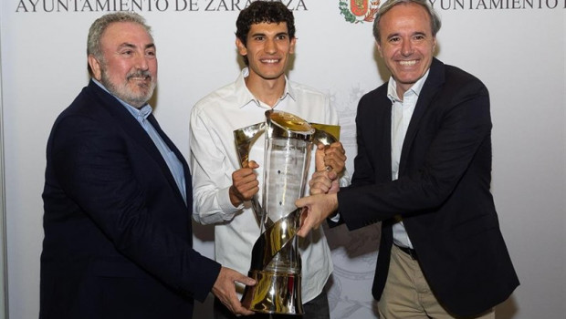 ep ayuntamientozaragoza lideradoalcalde jorge azcon rinde homenajefutbolista jesus vallejo