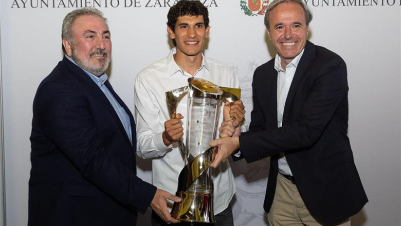 ep ayuntamientozaragoza lideradoalcalde jorge azcon rinde homenajefutbolista jesus vallejo