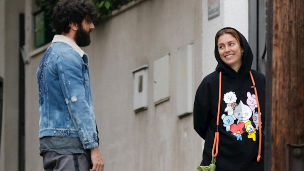 ep blanca suarez y javier rey pasean a la mascota de la actriz