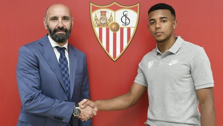 El central francés Jules Kounde,, junto a Monchi, firma por el Sevilla hasta 2024 | SEVILLA FC ep central frances jules kounde juntomonchi firmasevilla2024