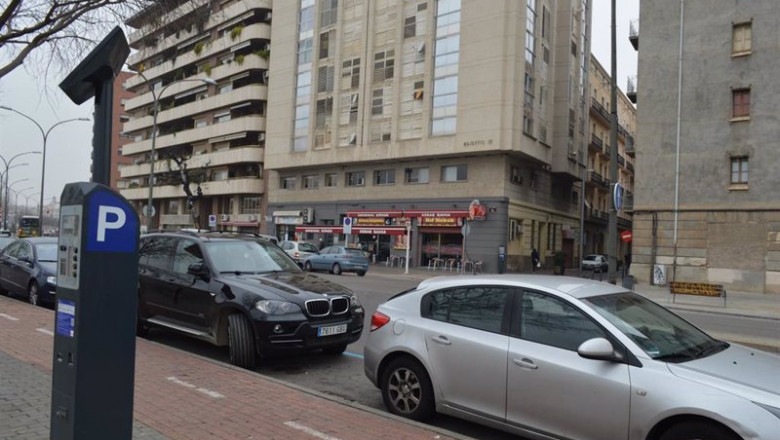 Coches aparcados en la calle. | EUROPA PRESS - Archivo ep coches aparcados en la calle