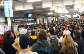 ep decenas de personas esperan en la estacion de atocha almudena grandes a 5 de mayo de 2025 en