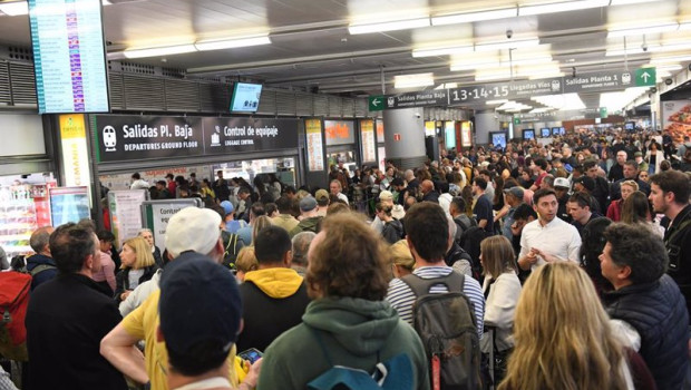 ep decenas de personas esperan en la estacion de atocha almudena grandes a 5 de mayo de 2025 en