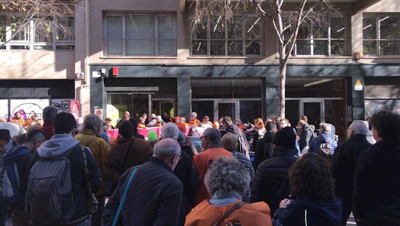 Desenes de persones es concentren davant la seu d'ERC en contra de la llei Aragonès | USTEC ep desenes de persones es concentren davant la seu derc en contra de la llei aragons