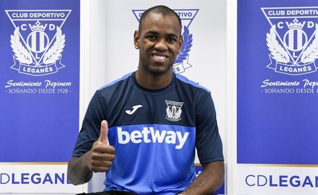Diego Rolan posa con la camiseta del Leganés | DEPORTIVO LEGANÉS ep diego rolan posala camisetaleganes