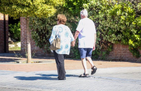 ep dos ancianos caminando