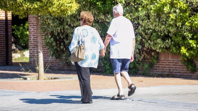 ep dos ancianos caminando ep dos ancianos caminando