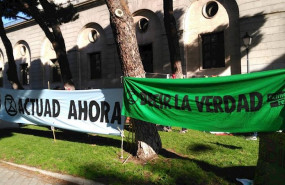 ep dos pancartas frnete al ministerio de transicion ecologica en las que se lee actitud ahora y
