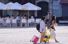 ep dos turistas arrastran sus maletas por la ciudad de cadiz