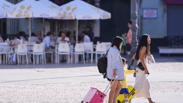ep dos turistas arrastran sus maletas por la ciudad de cadiz