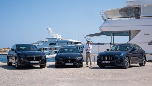 ep el ceo de ok mobility othman ktiri junto a los maserati que ha incorporado a su flota en mallorca