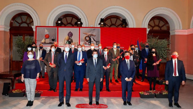 ep el ministro de agricultura pesca y alimentacion luis planas c posa junto a los premiados durante