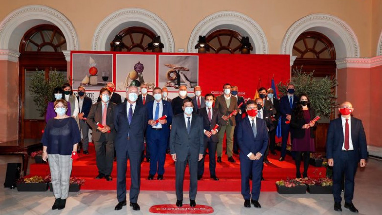El ministro de Agricultura, Pesca y Alimentación, Luis Planas (c), posa junto a los premiados durante la entrega de la XXXII edición de los Premios Alimentos de España, en la sede del Ministerio, Madrid (España), a 22 de octubre de 2020. | Óscar J.Barroso - Europa Press ep el ministro de agricultura pesca y alimentacion luis planas c posa junto a los premiados durante