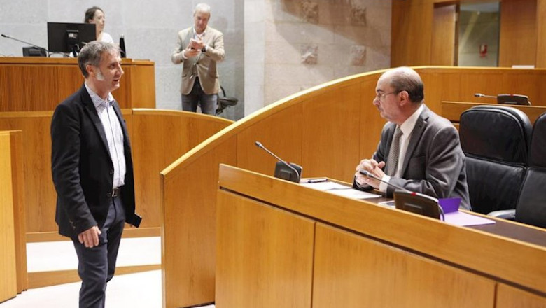 El presidente del Gobierno de Aragón, Javier Lambán, con el diputado de Cs, Ramiro Domínguez. | CORTES DE ARAGÓN. ep el presidente del gobierno de aragon javier lamban con el diputado de cs ramiro dominguez