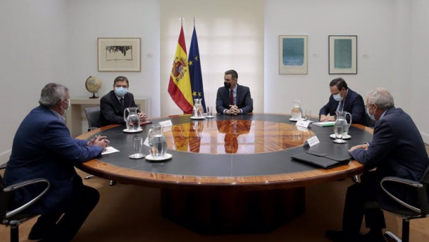 ep el presidente del gobierno pedro sanchez acompanado del ministro de agricultura pesca y