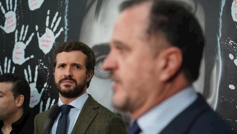 El presidente del Partido Popular, Pablo Casado (i) durante la intervención del candidato a lehendari, Carlos Iturgaiz (d) en la sede del PP de Ermua | H.Bilbao - Europa Press ep el presidente del partido popular pablo casado i durante la intervencion del candidato a