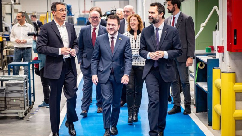 El vicepresidente de la división de Freudenberg Damper&Steering, Carles Arnau; el presidente de la Generalitat, Pere Aragonès, y el conseller Roger Torrent, durante la visita a la plata de Freudenberg. | FREUDENBERG ep el vicepresidente de la division de freudenberg dampersteering carles arnau el presidente de la