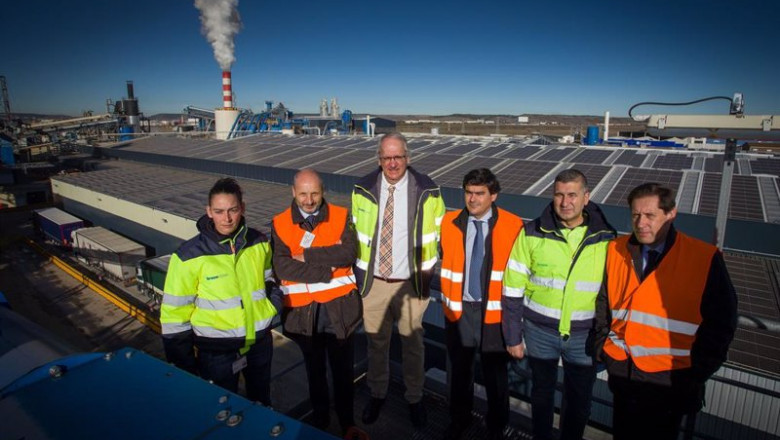 Equipo de Endesa X y Kronospan en una de las plantas de energía fotovoltaica de autoconsumo. | ©TOMAS ALONSO ep equipo de endesa x y kronospan en una de las plantas de energia fotovoltaica de autoconsumo