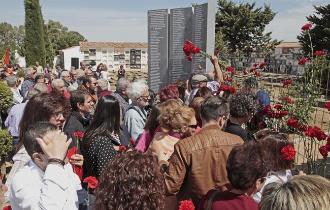 ep familiareslos represaliados colocan floresal monumento