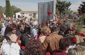 ep familiareslos represaliados colocan floresal monumento