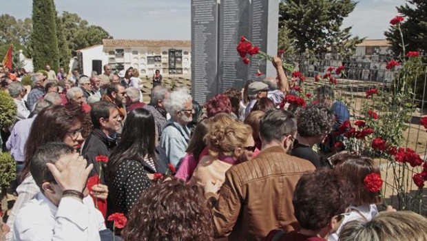 ep familiareslos represaliados colocan floresal monumento