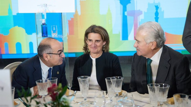 ep i d el presidente de banco sabadell josep oliu la vicepresidenta tercera y ministra para la