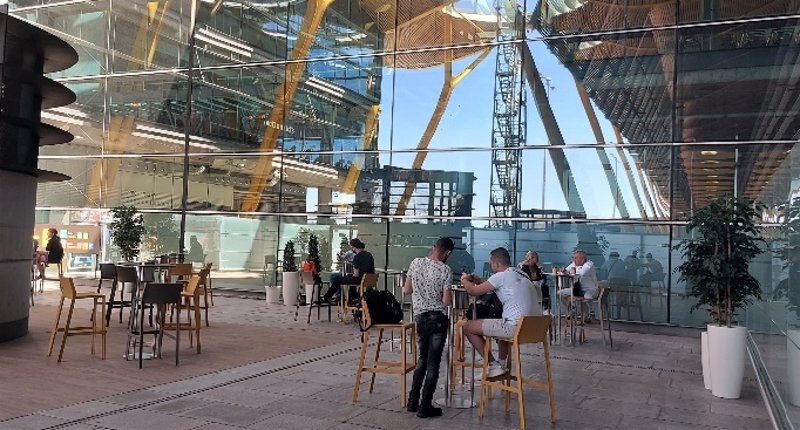 Madrid-Barajas habilita una terraza para pasajeros en la Terminal T4. | AENA ep madrid barajas habilita una terraza para pasajeros en la terminal t4
