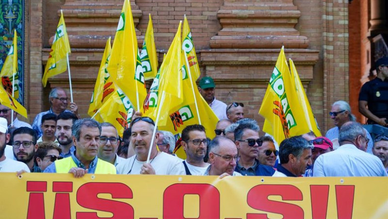 ep manifestacion de agricultores del bajo guadalquivir bajo el lema asfixiados por la sequia frente ep manifestacion de agricultores del bajo guadalquivir bajo el lema asfixiados por la sequia frente