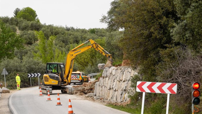 ep obras de emergencia en una carretera de priego de cordoba