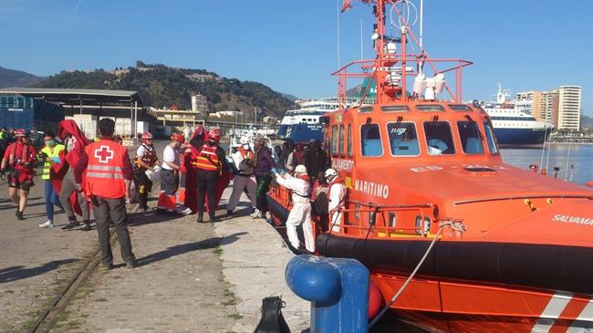 Patera llegada al puerto de Málaga el 29/3/2017 | EUROPA PRESS/ CRUZ ROJA ep patera llegadapuertomalaga2932017