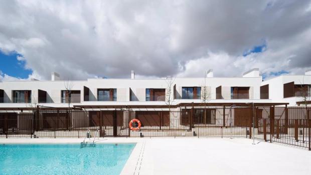 ep piscina de la promocion industrializada etheria gardens en madrid