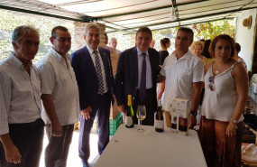 ep planas se reune en almachar malaga con representantes del sector de la uva pasa