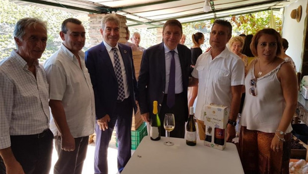 ep planas se reune en almachar malaga con representantes del sector de la uva pasa