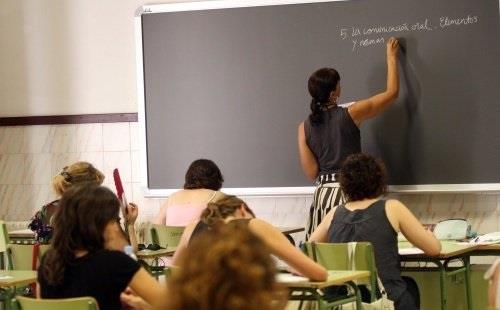 Profesora y alumnos en clase | GVAEDUCACIO ep profesoraalumnosclase