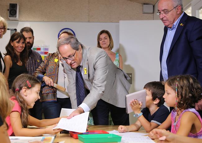 El pte.Q.Torra y el conseller J.Bargalló, en la escuela El Far | GOVERN/JORDI BEDMAR ep pteqtorraconseller jbargallo enescuelafar