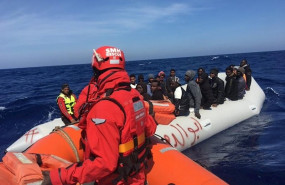 ep rescate de una patera por parte de la ong salvamento maritimo humanitario